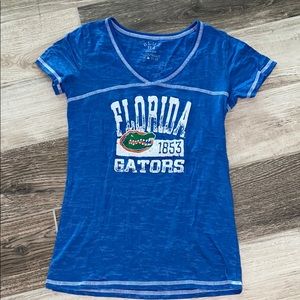 Ladies lightweight V-neck UF gator tee! M